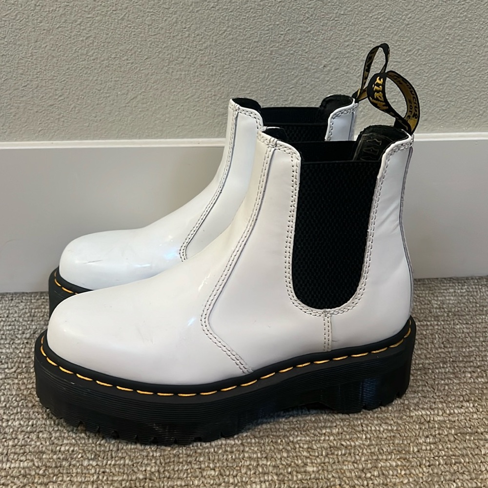 Dr.Martens 2976 SMOOTH LEATHER PLATFORM CHELSEA BOOTS white platform boots